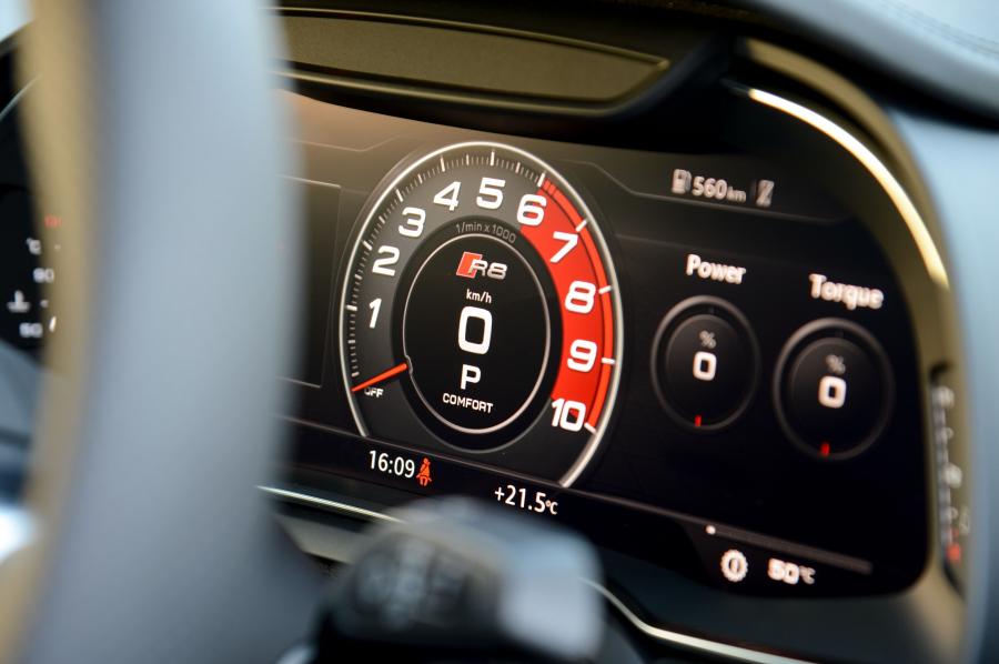 Панель приборов Audi R8 V10 Plus 2016 года  (ZA) (фото 5 из 22)
